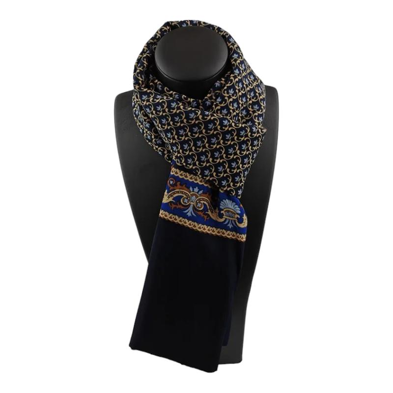 Accessoire masculin à nouer au cou