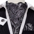 Ascot boutonné en soie accompagné de sa pochette