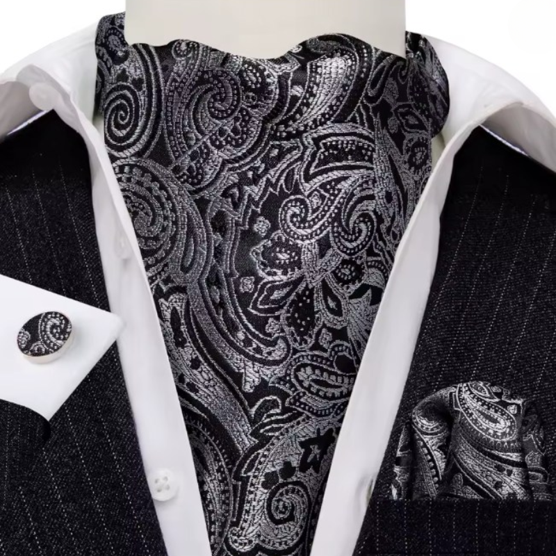Ascot boutonné en soie accompagné de sa pochette