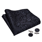 Ascot confectionné en soie avec boutons et pochette