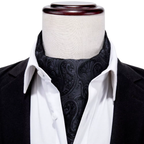 Ascot de soie accompagné de boutons et pochette