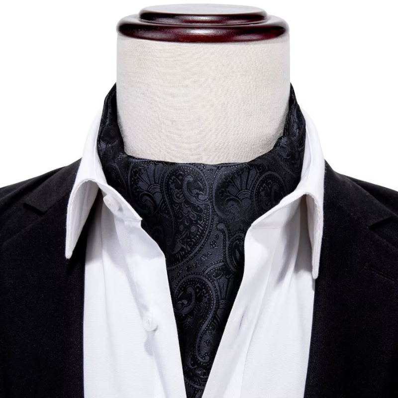 Ascot de soie accompagné de boutons et pochette