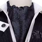 Ascot en soie complété par boutons et pochette