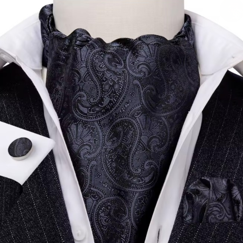 Ascot en soie complété par boutons et pochette