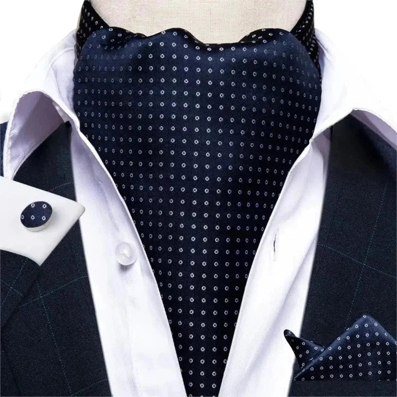 Ascot porté comme cravate