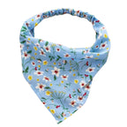 Bandeau porté dans les cheveux