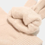 Bonnet femme accompagné de gants et d’une écharpe