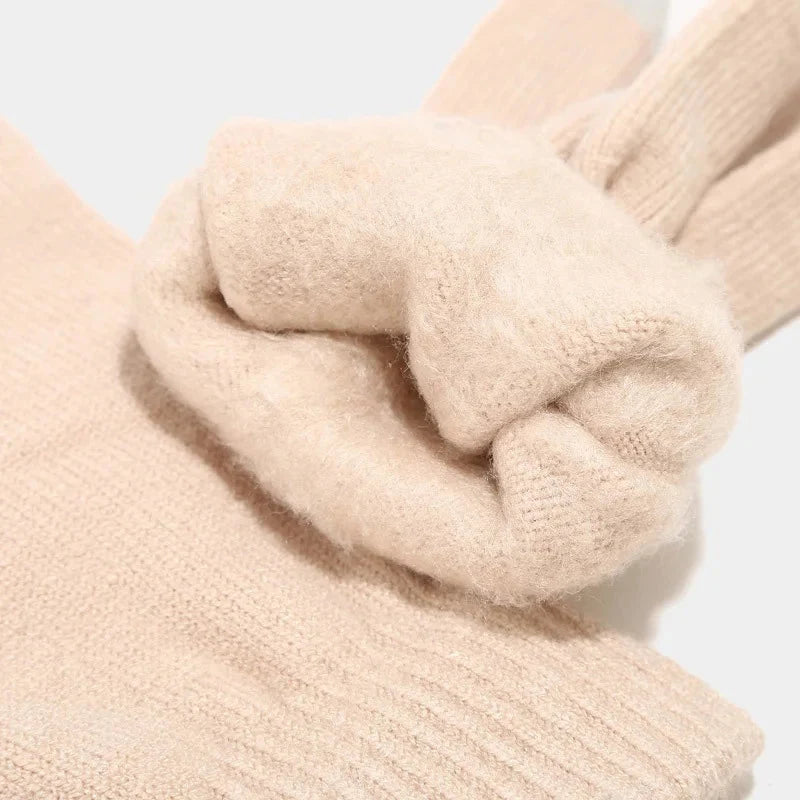 Bonnet femme accompagné de gants et d’une écharpe