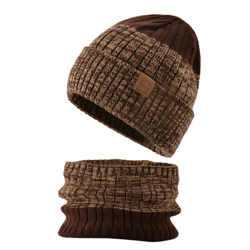 Bonnet femme accompagné d’un snood tricoté