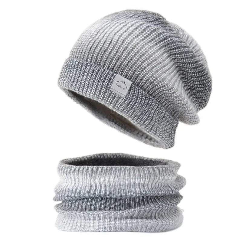 Bonnet femme accompagné d’un tour de cou