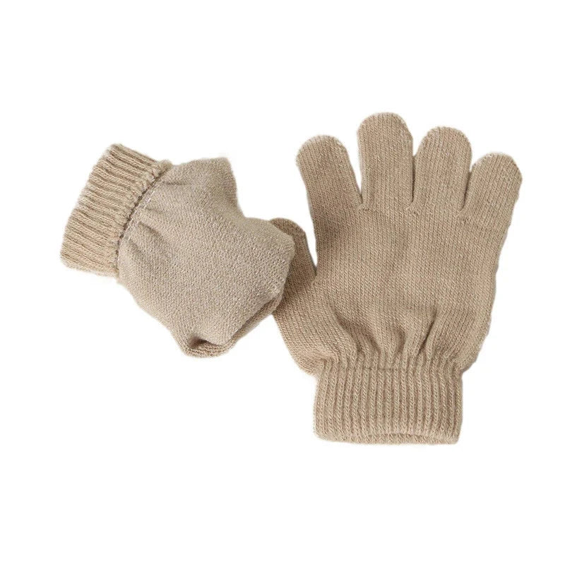 Bonnet, gants et écharpe assortis pour enfant