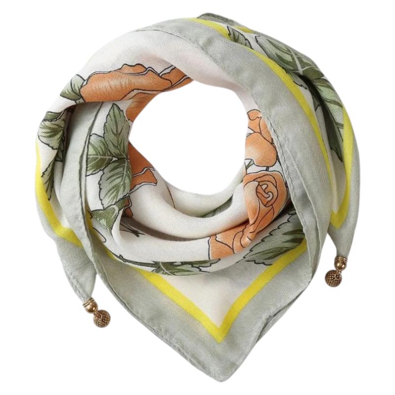 Breloques décoratives sur foulard chèche