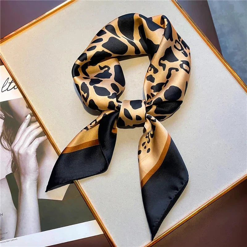 Carré à motif léopard façon foulard