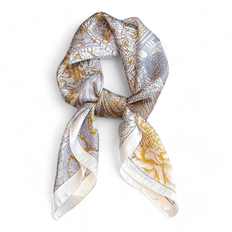Carré de couleur au format petit foulard