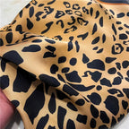 Carré de foulard léopard