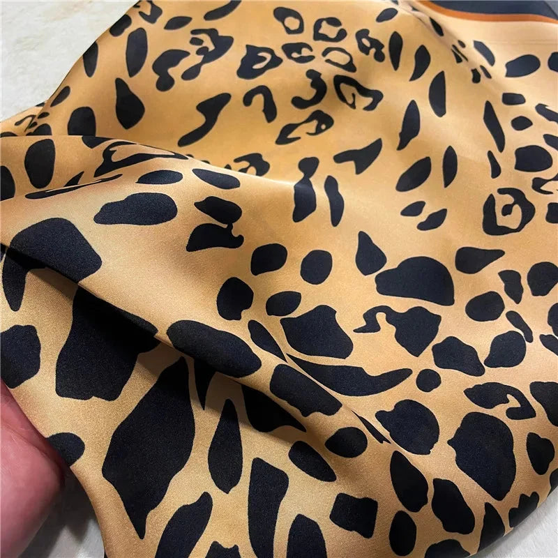 Carré de foulard léopard
