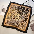 Carré foulard à motif léopard