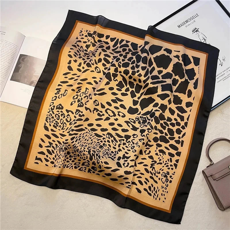 Carré foulard à motif léopard