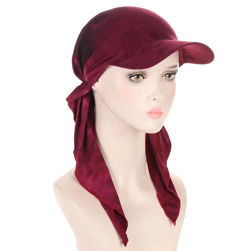 Casquette féminine dotée d'un foulard