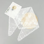 Châle confectionné en dentelle blanche