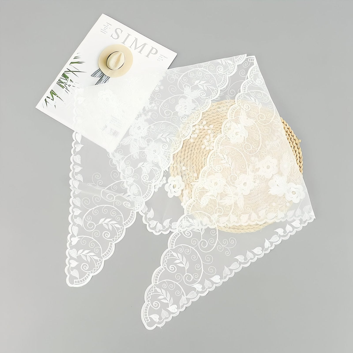 Châle confectionné en dentelle blanche
