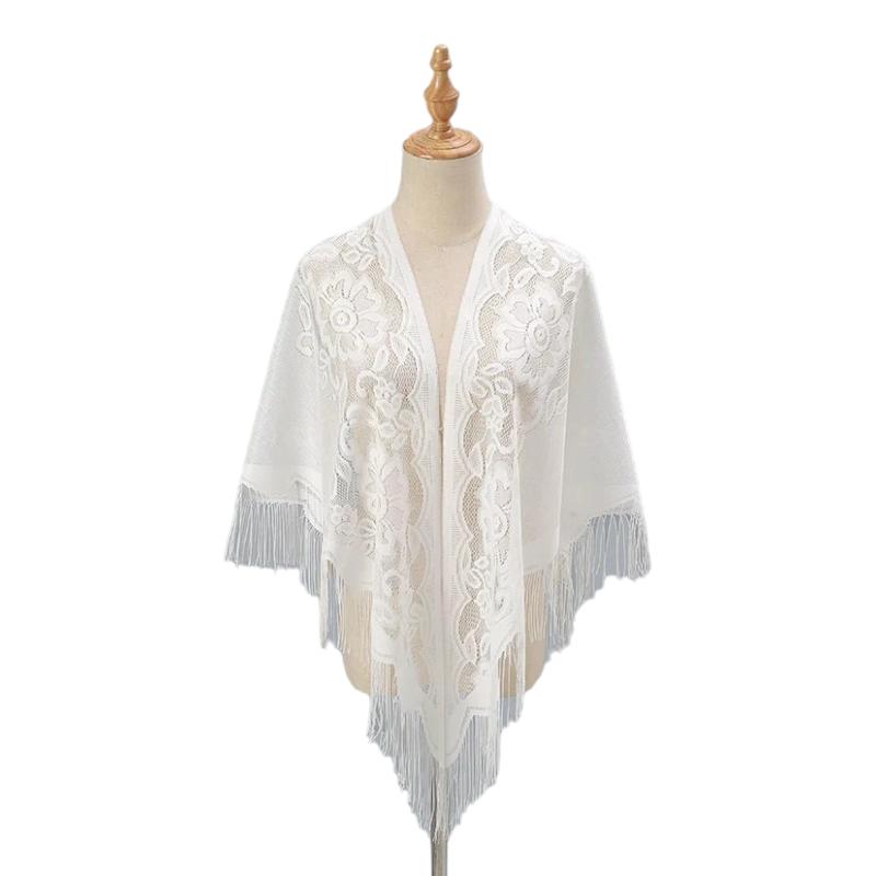 Châle façon cape crocheté en dentelle