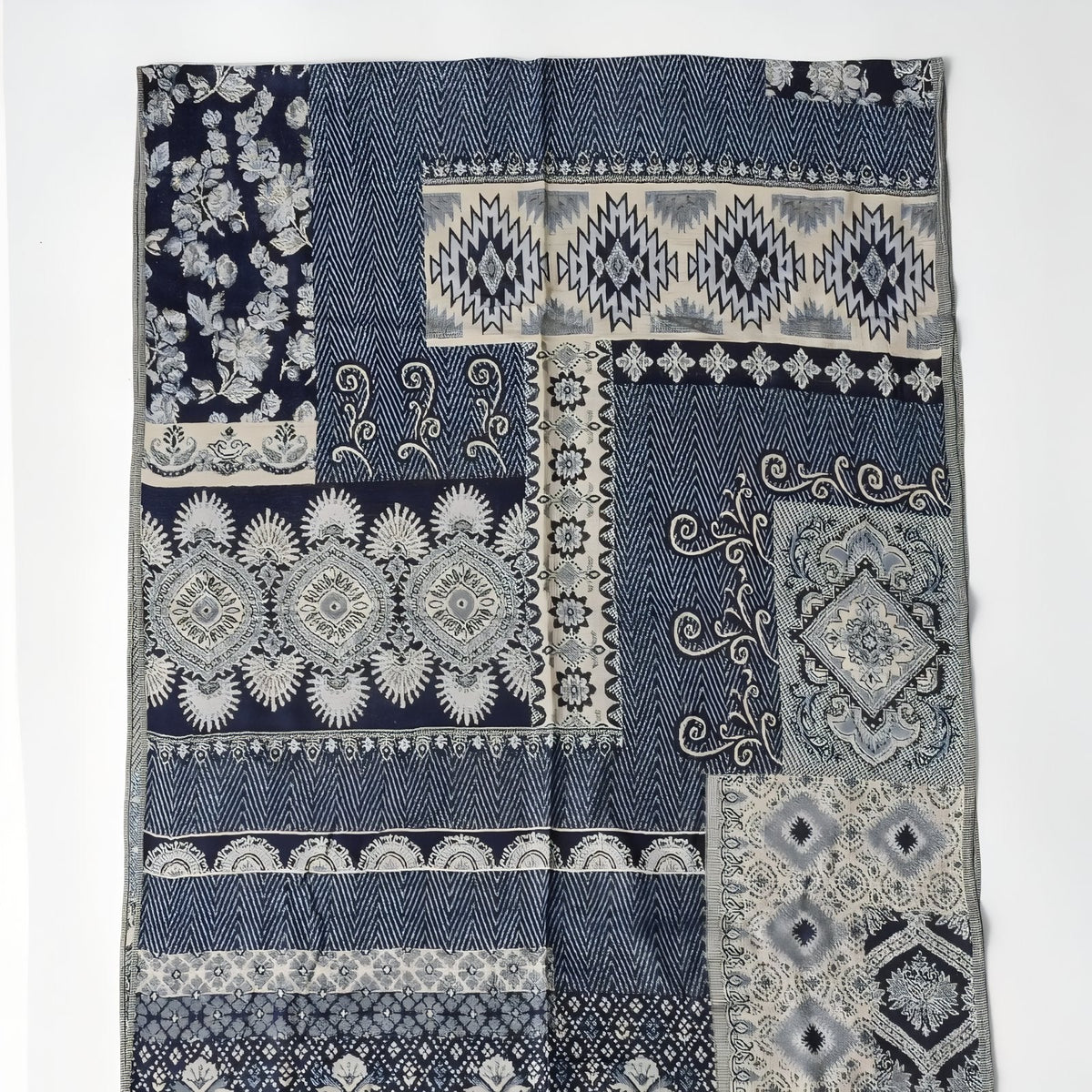 Chèche bleu et noir aux motifs ethniques