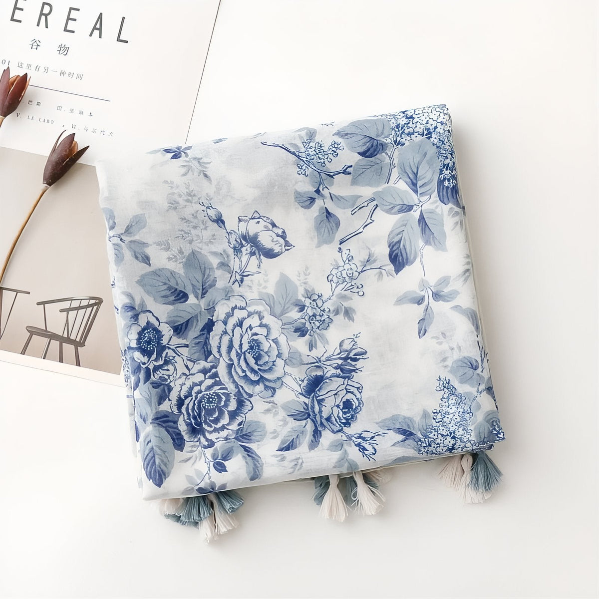 Chèche bleu orné de fleurs