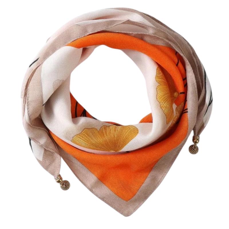 Chèche décoré de breloques façon foulard