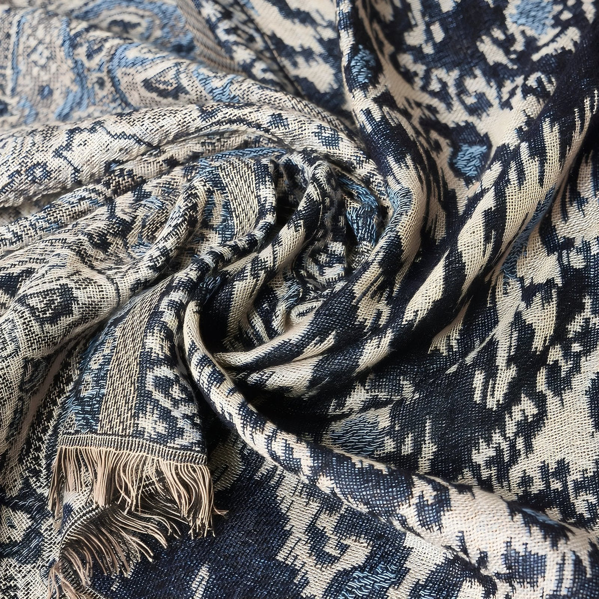 Chèche motifs ethniques dans les tons bleu noir