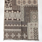 Chèche orné de motifs ethniques bleu noir