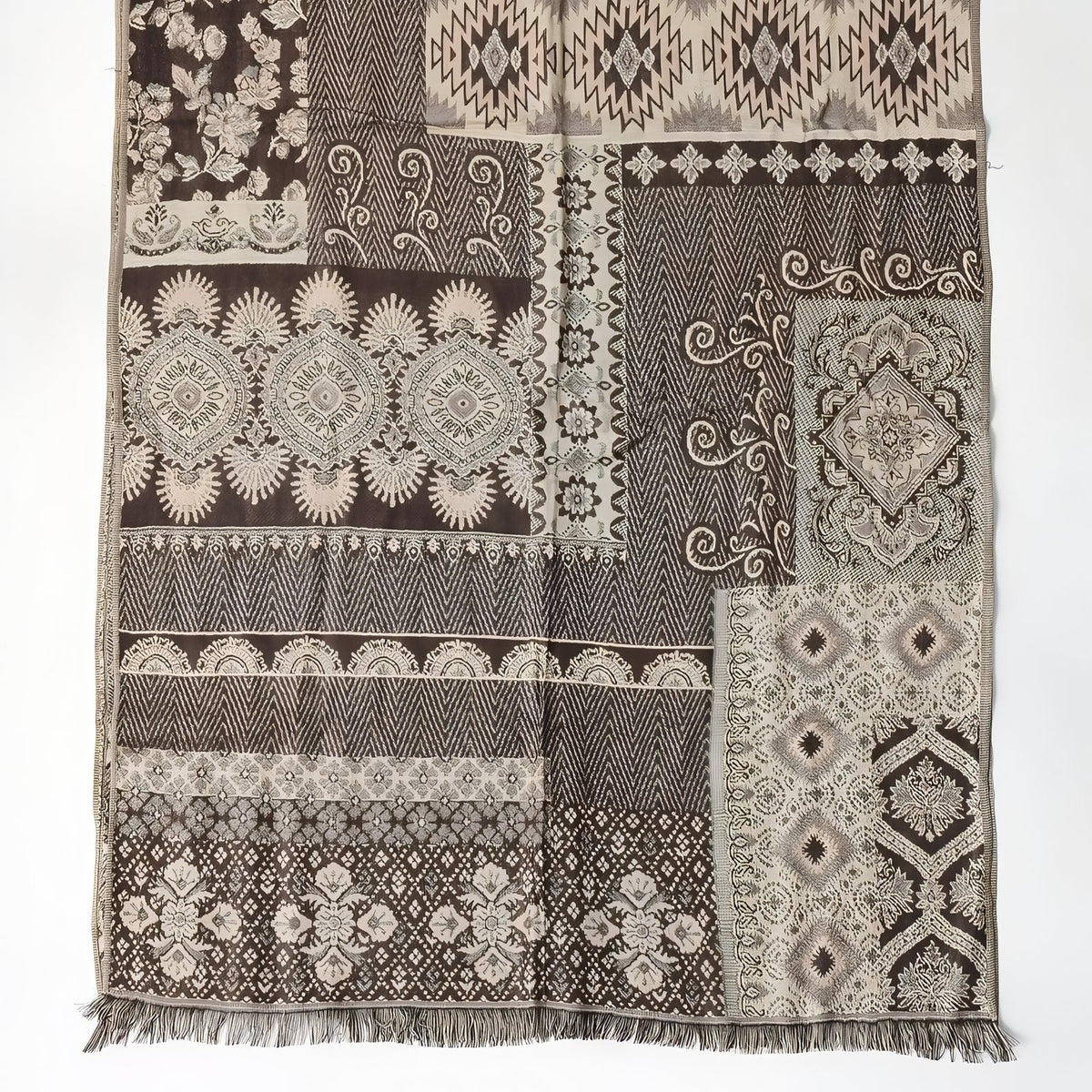 Chèche orné de motifs ethniques bleu noir