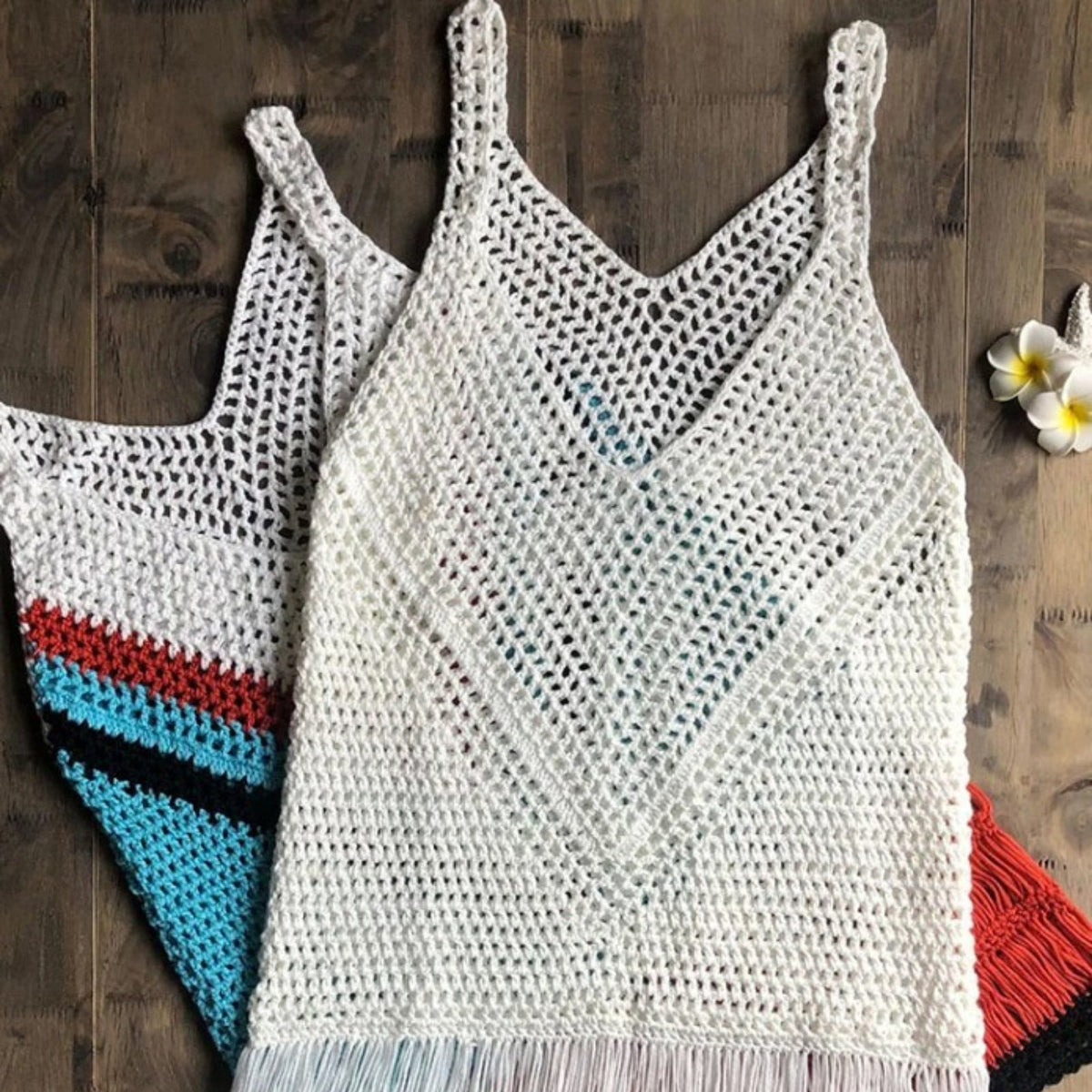 Courte robe de plage en crochet semi-transparent