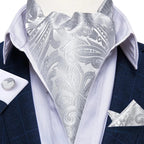 Cravate au format ascot