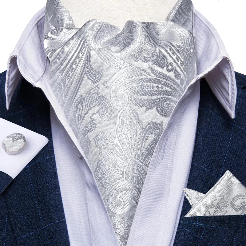 Cravate au format ascot
