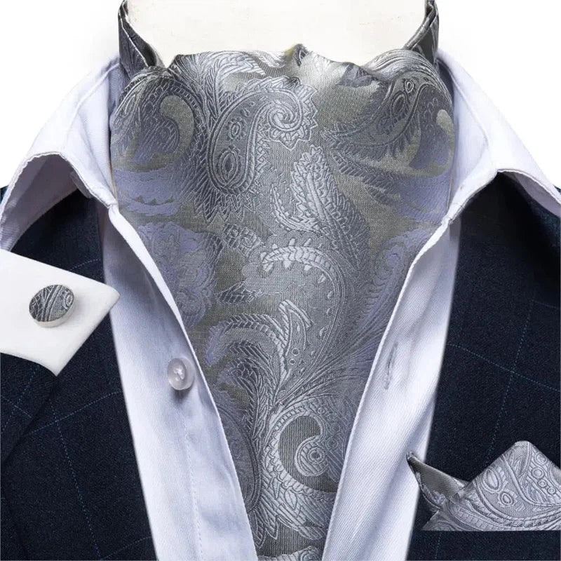 Cravate forme ascot