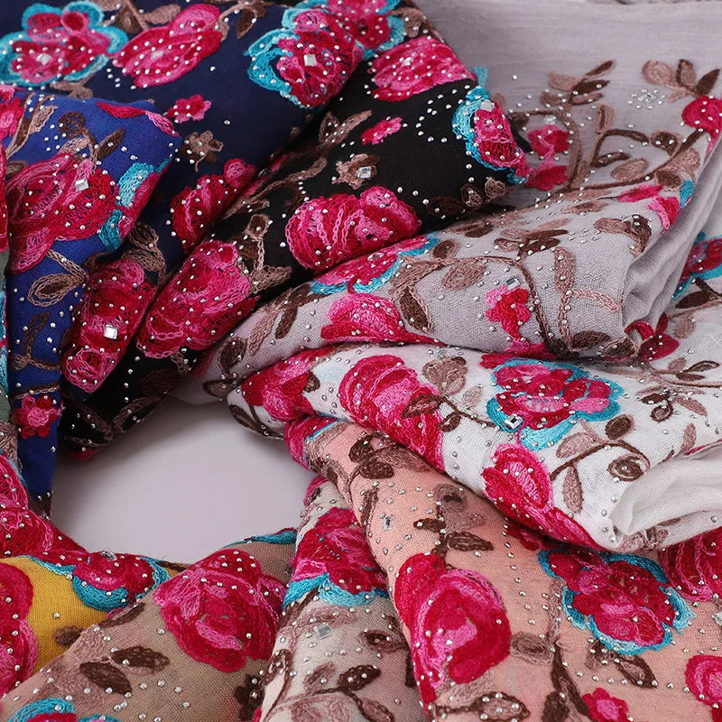 Écharpe avec fleurs en broderie