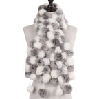 Écharpe avec un pompon de fourrure