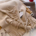 Écharpe couleur blanche avec franges