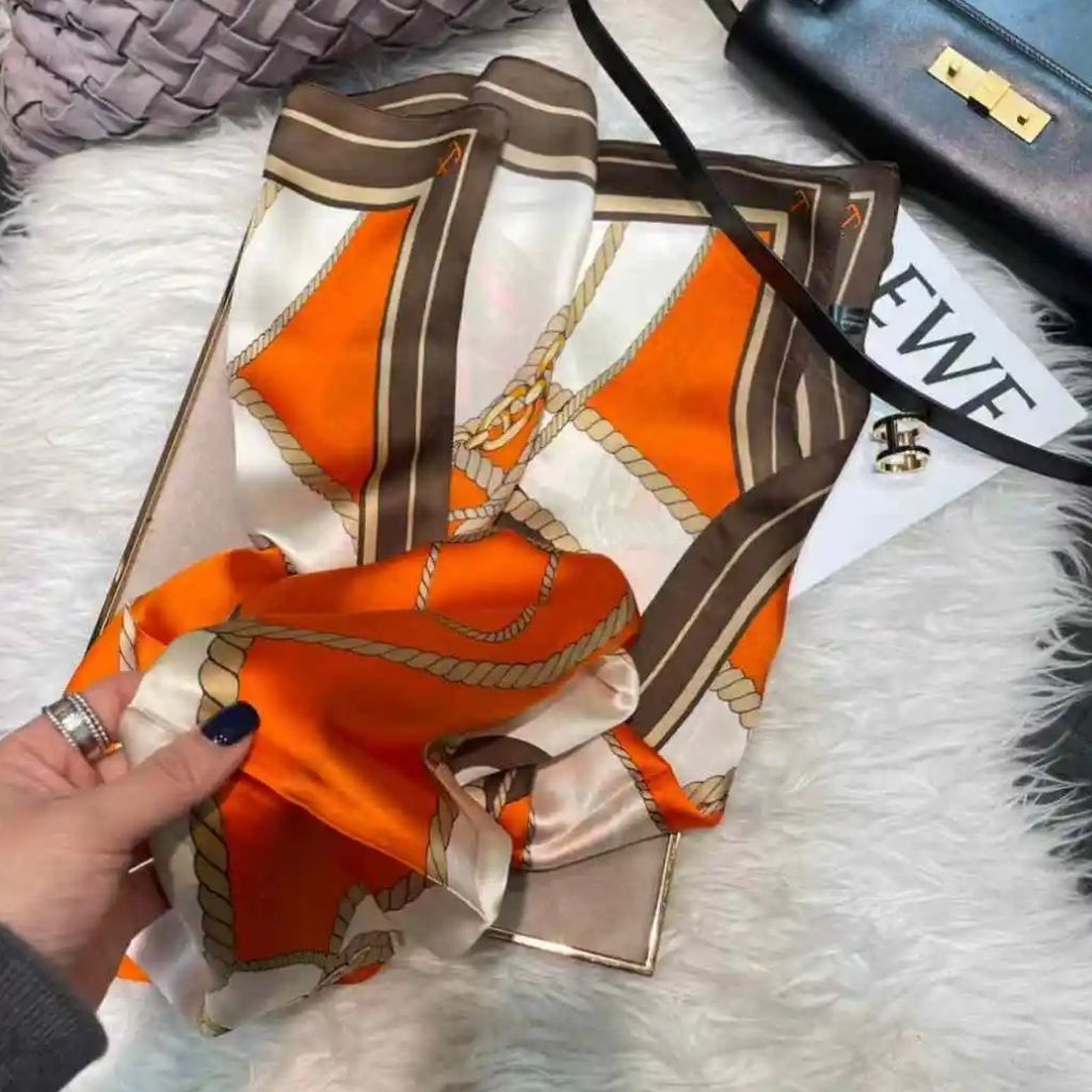 Écharpe de luxe féminine en soie