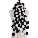 Écharpe décorée d’un pompon en fourrure