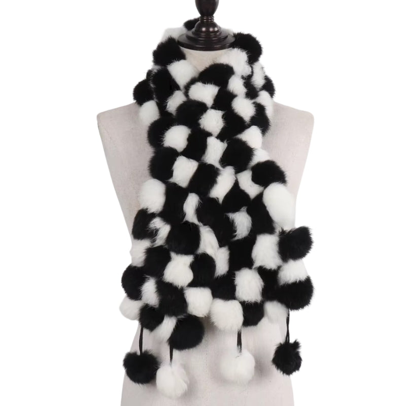 Écharpe décorée d’un pompon en fourrure