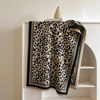 Écharpe décorée façon léopard