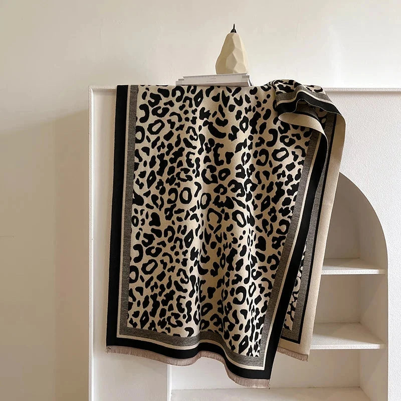 Écharpe décorée façon léopard
