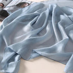 Écharpe fantaisie conçue en satin