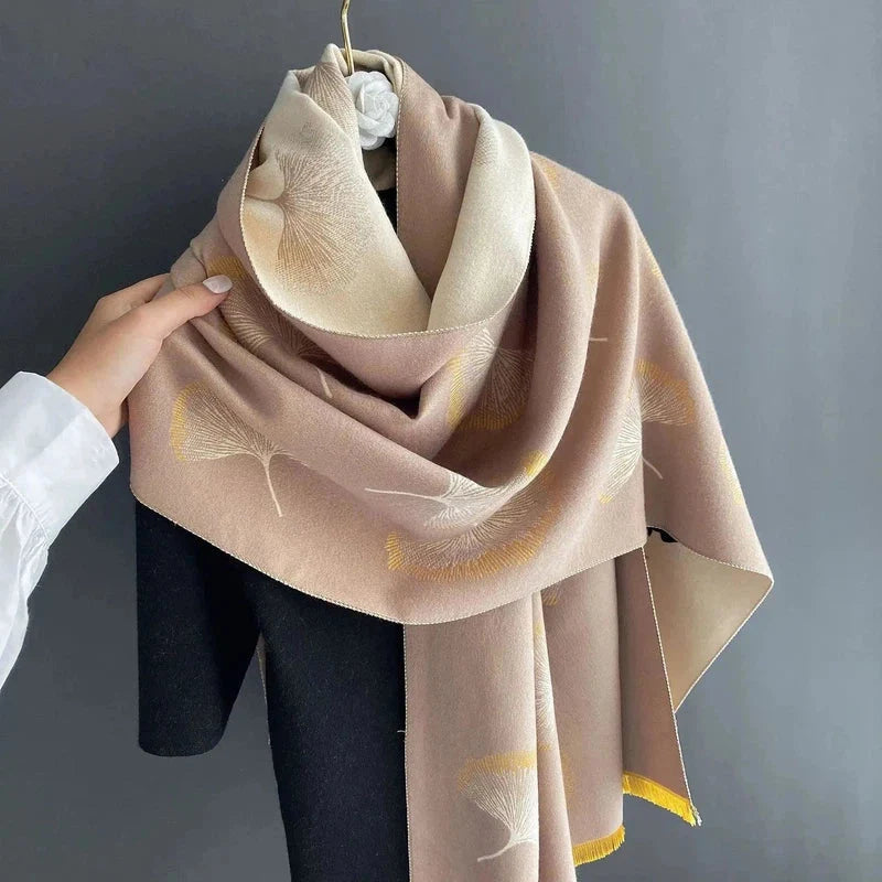 Écharpe féminine avec motif feuilles