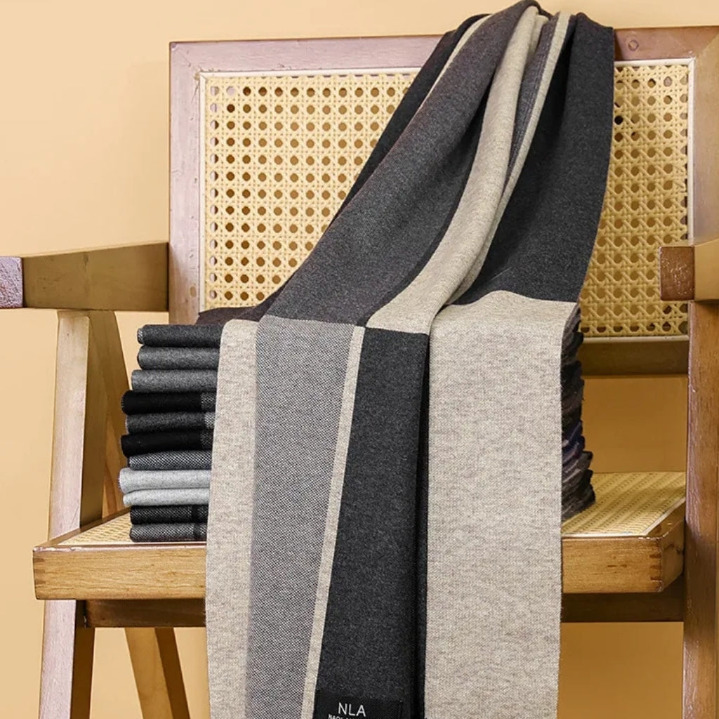 Écharpe masculine assortie au costume