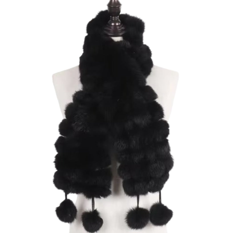 Écharpe munie d’un pompon en fourrure