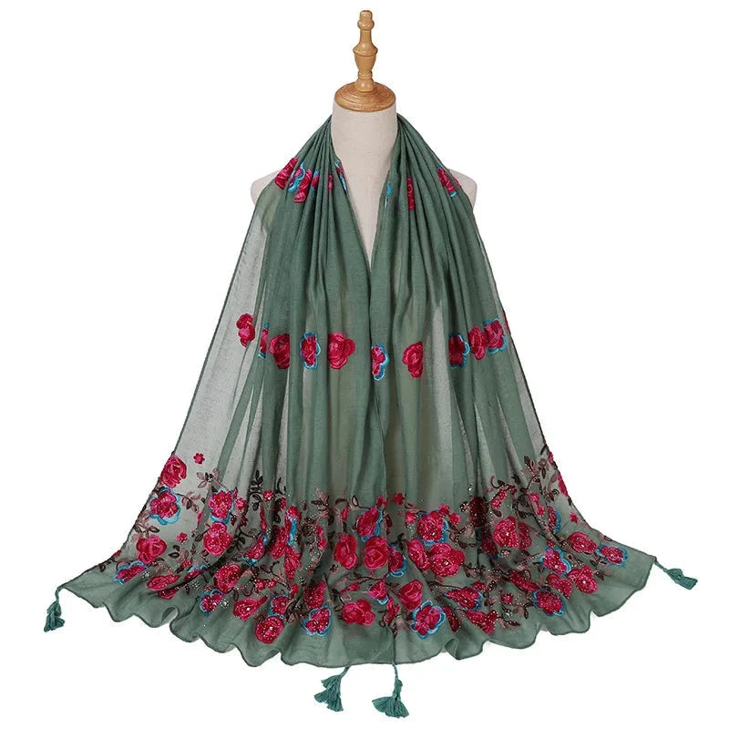 Écharpe ornée de broderies fleuries