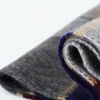 Écharpe ornée de carreaux tartan